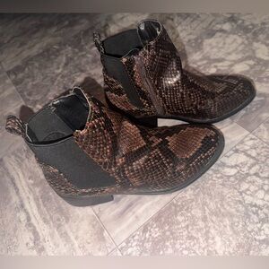 Steve Madden JCase Kids Girls faux snakeskin print  ankle booties size 2